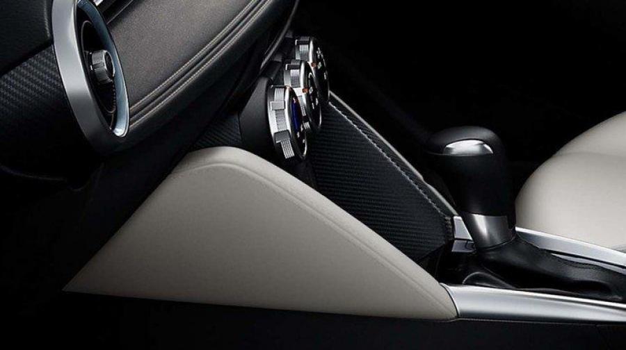 Детали интерьера Mazda2 White Comfort 2020 года  (JP) (фото 4 из 7)